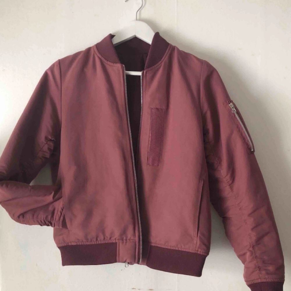 Bomber Jacket You can also turn it around (last pic) and you‘ll have a whole new jacket!   Message me for more info  always negotiable   450 + frakt. Jackor.