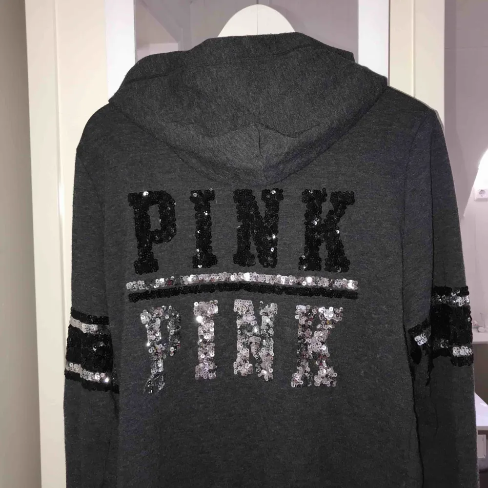 Grå hoodie med paljetter som detaljer. Den är knappt använd och är ifrån märket PINK- Victorias secret. Hoodies.
