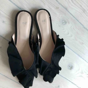  - Svarta sandaler från HM. Nya och oanvända. 