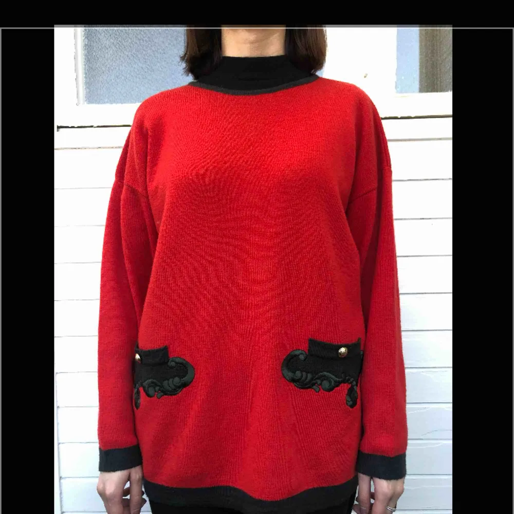 Röd vintage tröja med fickor från Moda styl. 70% ull och 30% akryl. Den är i bra begagnat skick och har inga hål eller fläckar. Den har svarta kanter. Den är gjord i Italien.  Personen på bilden är 158 cm.. Stickat.