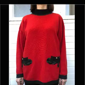Röd vintage tröja med fickor från Moda styl. 70% ull och 30% akryl. Den är i bra begagnat skick och har inga hål eller fläckar. Den har svarta kanter. Den är gjord i Italien.  Personen på bilden är 158 cm.