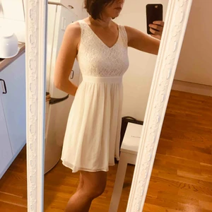  - Klänning från MQ. Köpte för 600kr, och använd vid 1 tillfälle. Perfekt för studenten eller liknade✨ jag bjuder på fraktkostnaden 💌 Hör gärna av dig vid eventuella frågor!🌸