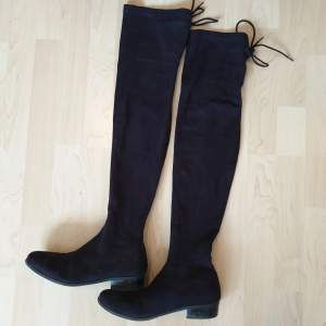 Over knee boots i gott skick, endast använda en säsong. Liten storlek 39, passar mig som har storlek 38.  Kan hämtas i Lund, Malmö eller Eslöv eller fraktas mot att köparen står för fraktkostnaden. Jag tar dock ej ansvar för varan när den är inlämnad!