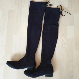  - Over knee boots i gott skick, endast använda en säsong. Liten storlek 39, passar mig som har storlek 38.  Kan hämtas i Lund, Malmö eller Eslöv eller fraktas mot att köparen står för fraktkostnaden. Jag tar dock ej ansvar för varan när den är inlämnad!