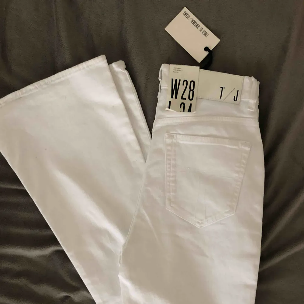 Nya vita utsvängda jeans från Tiger of Sweden. Aldrig använda pga felköp av storlek. 28/34 (alltså ca S/M i midjan) och passar därför utmärkt för långa, 175-180 cm. ORDPRIS 999kr, säljer för 400 + frakt 60kr (eller mötas upp i Uppsala) 💫💫. Jeans & Byxor.