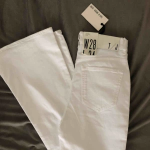  - Nya vita utsvängda jeans från Tiger of Sweden. Aldrig använda pga felköp av storlek. 28/34 (alltså ca S/M i midjan) och passar därför utmärkt för långa, 175-180 cm. ORDPRIS 999kr, säljer för 400 + frakt 60kr (eller mötas upp i Uppsala) 💫💫