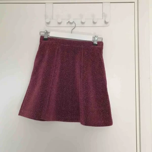  - Korr, glittrig kjol från & Other stories. Knappt använd. 