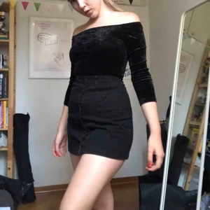  - svart off the shoulder-top med trekvartsärmar i sammetsmaterial från monki. Jag bjuder på frakten!