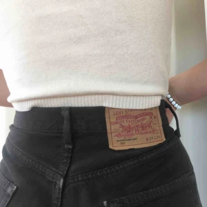  - Superfina bruna Levisjeans! Midja: 74 cm, längd från midja till benets slut: 110cm. De är sydda längst upp vid innerlåret men det är inget man ser. Missfärgat streck längst ner på benet, se bild 3, därav det billiga priset🥰