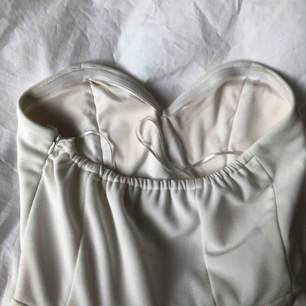 En supersöt bandeau-klänning i storlek xs. Knappt använd, skickas med posten för 55kr 💗. Klänningar.