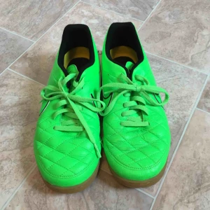  - Idrottsskor för inomhusbruk (då de inte har svart sula). Använda fåtal gånger. Storlek 38.5. Märket Nike. Köparen betalar frakten