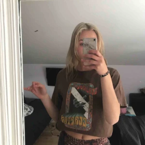  - Brun tröja med asfräna tryck både fram och bak