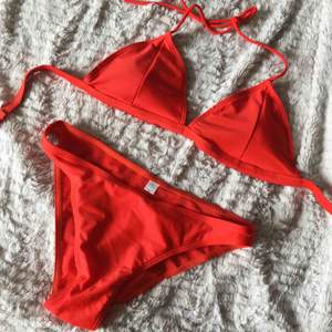 Rödorange bikini som jag inte tyckte passade mig. Helt oanvänd. Står M men tycker den är mer åt S. 