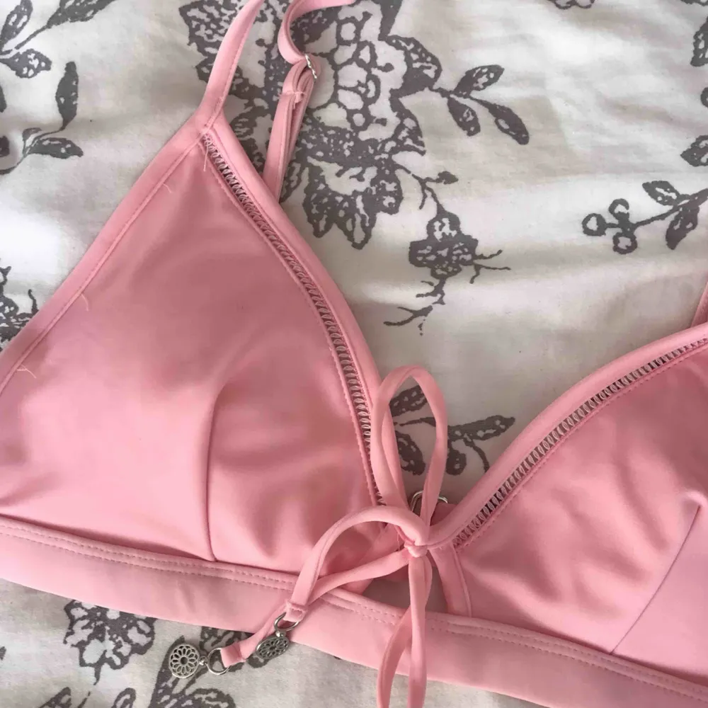 Superfin ljusrosa bikini från H&M, endast provad hemma. Underdelen är storlek 36 och överdelen 40 (de sitter som en S och en M skulle jag säga). Justerbara band på överdelen. 100kr för båda delarna + 40kr frakt👙. Övrigt.