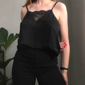  - 💌Frakt ingår!💌 Tjusigt linne i svart med spetsdetalj framtill • i storlek 38, från H&M Trend • i bra skick!