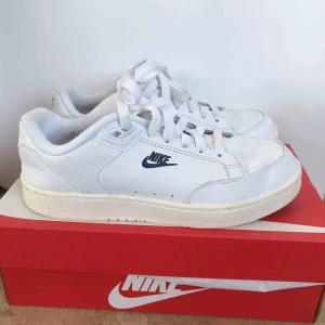  - Nike sneakers använda ca 2 gånger. Lite små i storleken så mer som en 37. Möts upp i Stockholm annars tillkommer frakt!