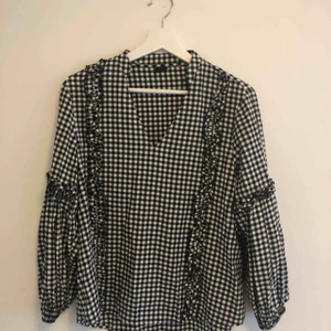  - Super fin blus från Gina Tricot. Aldrig använd, så i ett super skick. Önskas fler bilder, kontakta mig😝 köparen betalar 50 kr+frakten❤️❤️❤️❤️