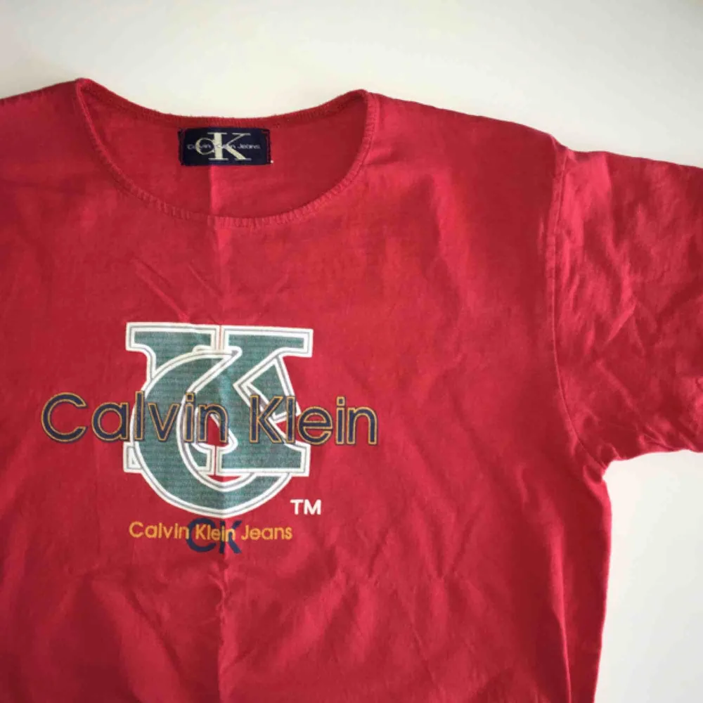 Vintage Calvin Klein tisha i fin skick. T-shirts.