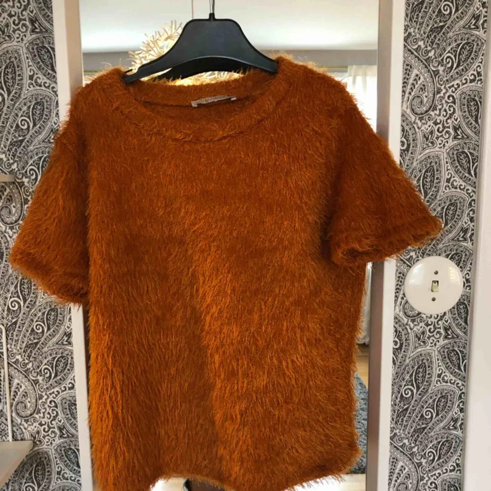 Fluffig mörkorange (burnt orange) tröja från zara. Finns i Skåne och kan mötas upp i Lund/Malmö eller Hässleholm, annars står köparen för frakten. Toppar.