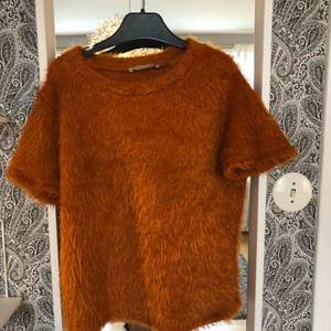 Fluffig mörkorange (burnt orange) tröja från zara. Finns i Skåne och kan mötas upp i Lund/Malmö eller Hässleholm, annars står köparen för frakten