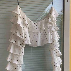  - Snygg off shoulder top  crop top ÄLSKAR DEN men tyvärr är den för tight i armarna  Bjuder på frakten  