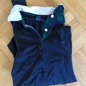  - Gant pikétröja i fint skick. Nypris 1000 