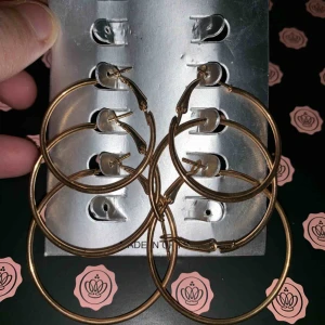  - 3 par runda örhängen i guld. Aldrig använda