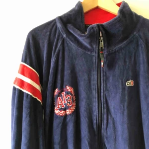  - Vintage Reebok Allen Iverson Storlek: 2XL Velourmaterial. Trevligt skick.  Kan hämtas i Uppsala eller skickas MIT fraktkostnad  