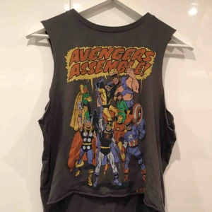  - Grått linne med Marvel i bra skick!  Köparen står för frakt men möts upp i Stockholm!