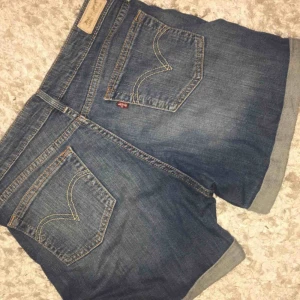  - Shorts från Levi’s  Knappt använda, väldigt bra skick.  Köptes för 499 säljer för 149 Storlek 28  Går att skickas mot fraktkostnad 