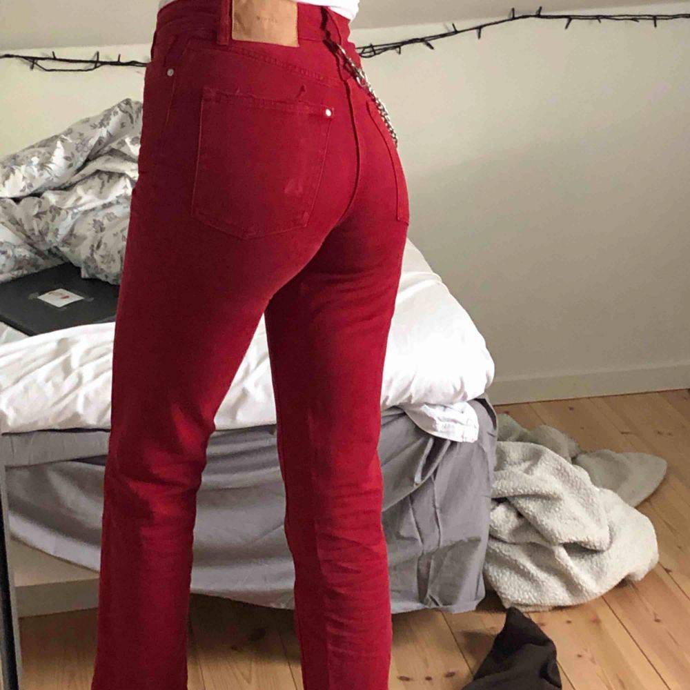 Ett par asballa röda jeans från hm. De är i storlek 25, men passar även 26. Möts upp i Stockholm eller köparen står för frakt💞💞. Jeans & Byxor.