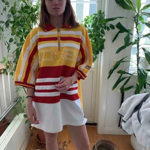  - AS MÄKTIG VINTAGE BOSS TRÖJA!! Den är i helt nyskick och aldrig använd, helt felfri därav det dyrare priset🤩❤️ jag köpte den för att ha oversized men den har ej kommit till användning tyvärr, frakt är ca 70 kr men kan även mötas upp i centrala uppsala