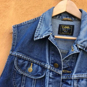  - Lee jeansjacka med avklippta armar. Vintage. Female large sitter som en small unisex 