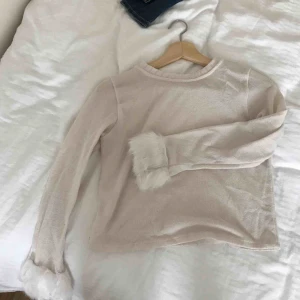  - Stickad tröja med fuskpäls