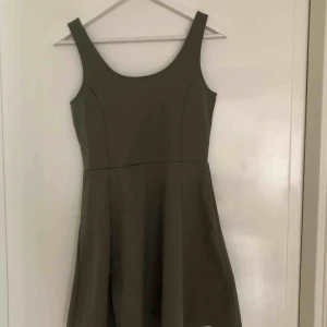  - Sommarklänning från H&M Divided. Strl 38. Aldrig använd. Priset är inklusive porto. 