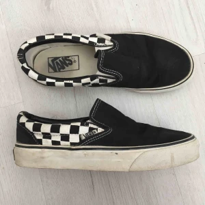  - Supersköna slip-in Vans storlek 36,5. Lite smutsiga men blir nog som nya efter lite tvätt!  Fraktkostnaden kan kollas upp vid intresse, möts annars vid Fridhemsplan.