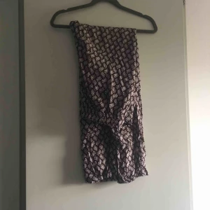  - Supermysiga byxor från HM. Använd ett fåtal gånger  så de söker ett nytt hem. De är i ett tunt och härligt tyg och de har till och med fickor 🎉😂