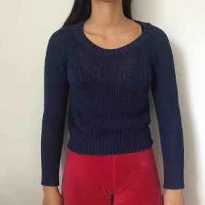  - En stickad blå tröja från Esprit. Kostar 100kr inklusive frakt.