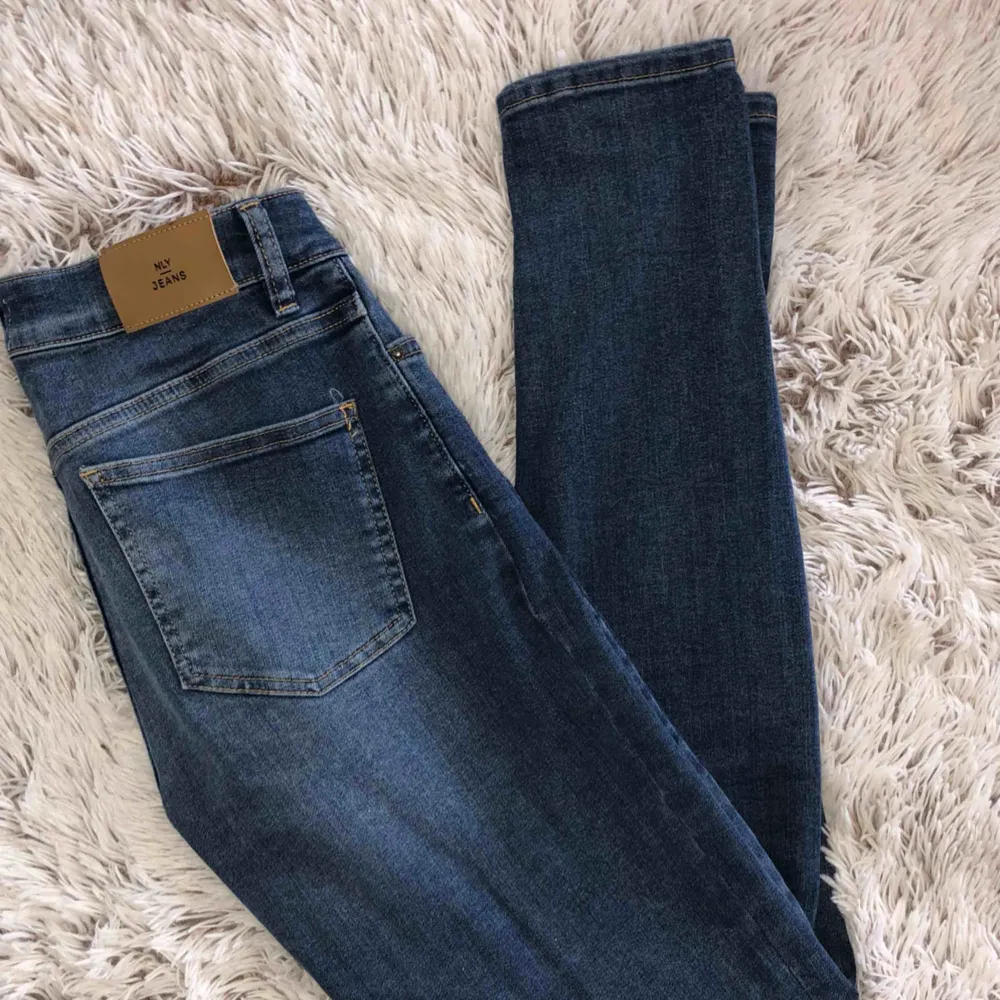 Oanvända helt nya jeans från NLY jeans.  Frakt tillkommer.. Jeans & Byxor.