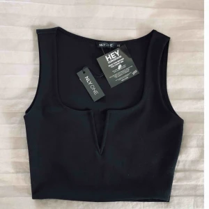  - Topp från Nelly. Aldrig använd & prislapparna är fortfarande på. Säljer pga för liten. 