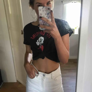  - svart/grå tshirt med mussepigg motiv! jättefint skick, aldrig använd!