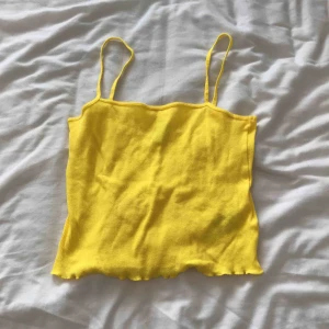 - Gult linne från hm i storleken s. Aldrig använt den. Köparen står för frakten