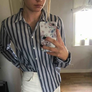  - blå/vit randig skjorta ifrån bikbok! endast swish & frakt tillkommer!