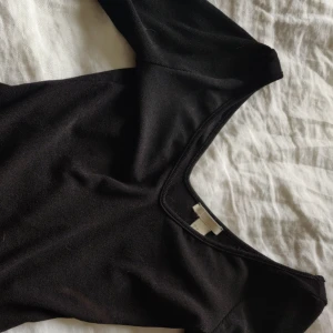  - Långärmad ribbad tröja med v-ringning fram och bak. I polyester, gott skick, från HM. Skickas mot frakt    