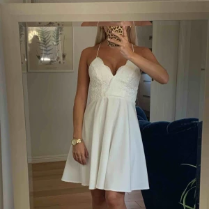  - Vit broderad studentklänning med vadderade kupor! Storlek 34. Tog studenten för 2 år sedan i denna fina klänning, använd 1 gång!