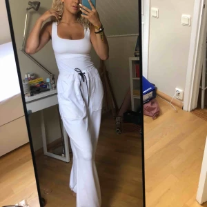  - vita asics träningsbyxor ish? använt 1 gång för wow men inte efter det. asbeväma men liite långa på mig, är 163 men passar säkert asbra på någon någorlunda längre än mig! är ca en S och dem stretchar/går att dra åt så borde funka för XS-L
