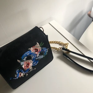  - Väska ifrån Nelly!  Säljer i fint skick Köparen står för frakten 