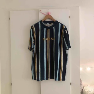  - Supersnygg t-shirt från Guess Jeans. Köpt i Berlin för 600kr. Aldrig använd. Priset inkluderar frakt. 