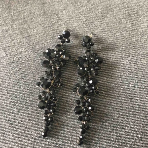  - Svarta örhängen. Aldrig använda. Frakt tillkommer 