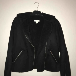  - Använd 2 gånger och är i nyskick, passar perfekt till kallare vår, höst och vinter